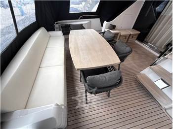 Ferretti Yachts 720
