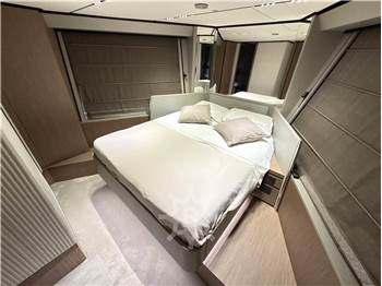 Ferretti Yachts 720