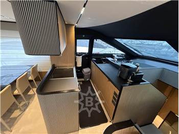 Ferretti Yachts 720