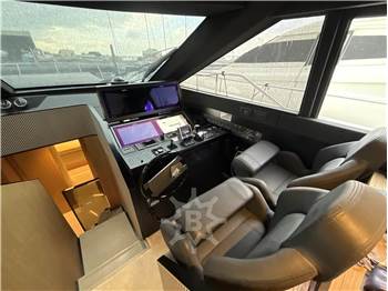 Ferretti Yachts 720