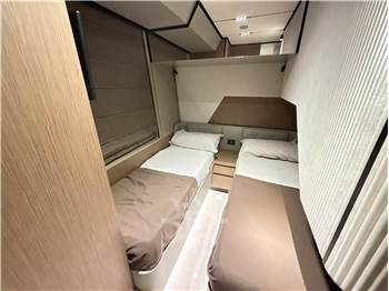 Ferretti Yachts 720