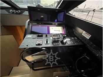 Ferretti Yachts 720