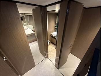 Ferretti Yachts 720