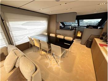 Ferretti Yachts 720