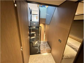 Ferretti Yachts 720